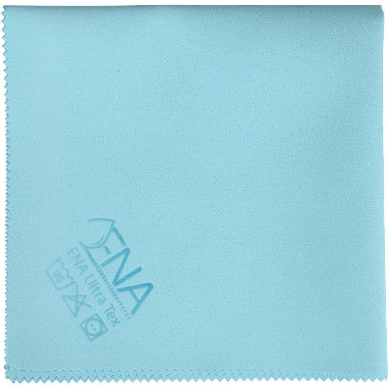 Hellblaues Tuch mit gezacktem Rand. Aufgedrucktes Logo und Schriftzug: ENA Ultra Tex. Waschsymbole.