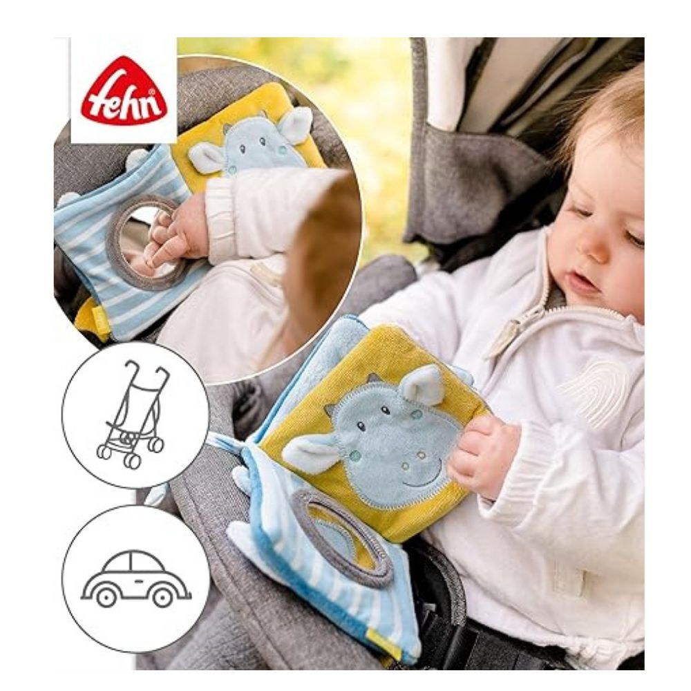 Baby hält Stoffbuch mit Spiegel und Nilpferd-Motiv. Marke: fehn. Im Kinderwagen. Weitere Bücher mit Fledermaus-Motiv.