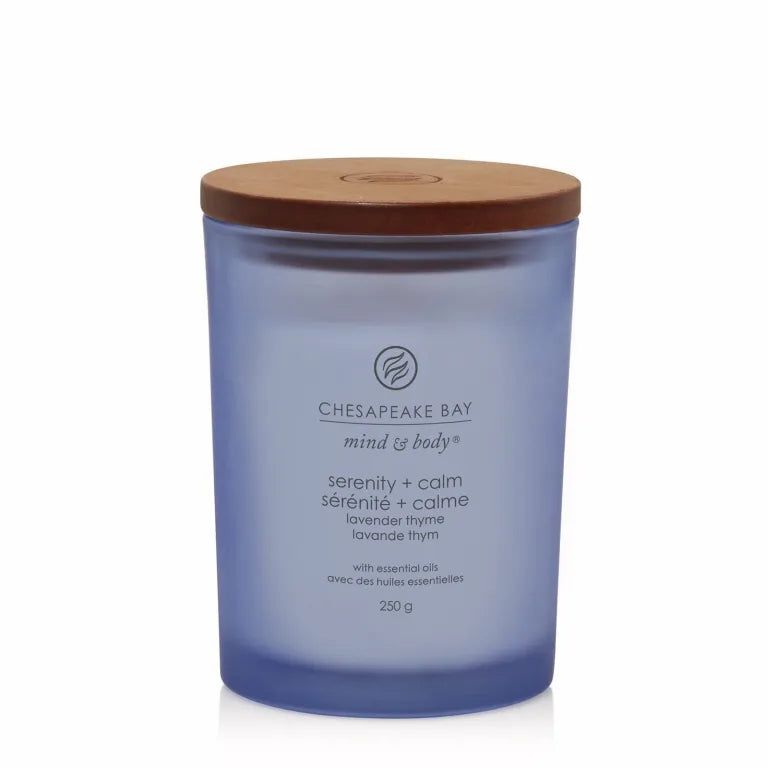 Blaue Kerze mit Holzdeckel. Aufschrift: Chesapeake Bay mind & body, serenity + calm, lavande thym, 250g.