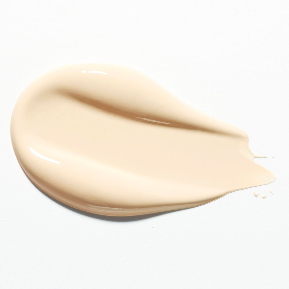 Heller, getönter Make-up-Strich auf weißem Hintergrund. Farbton hellbeige.