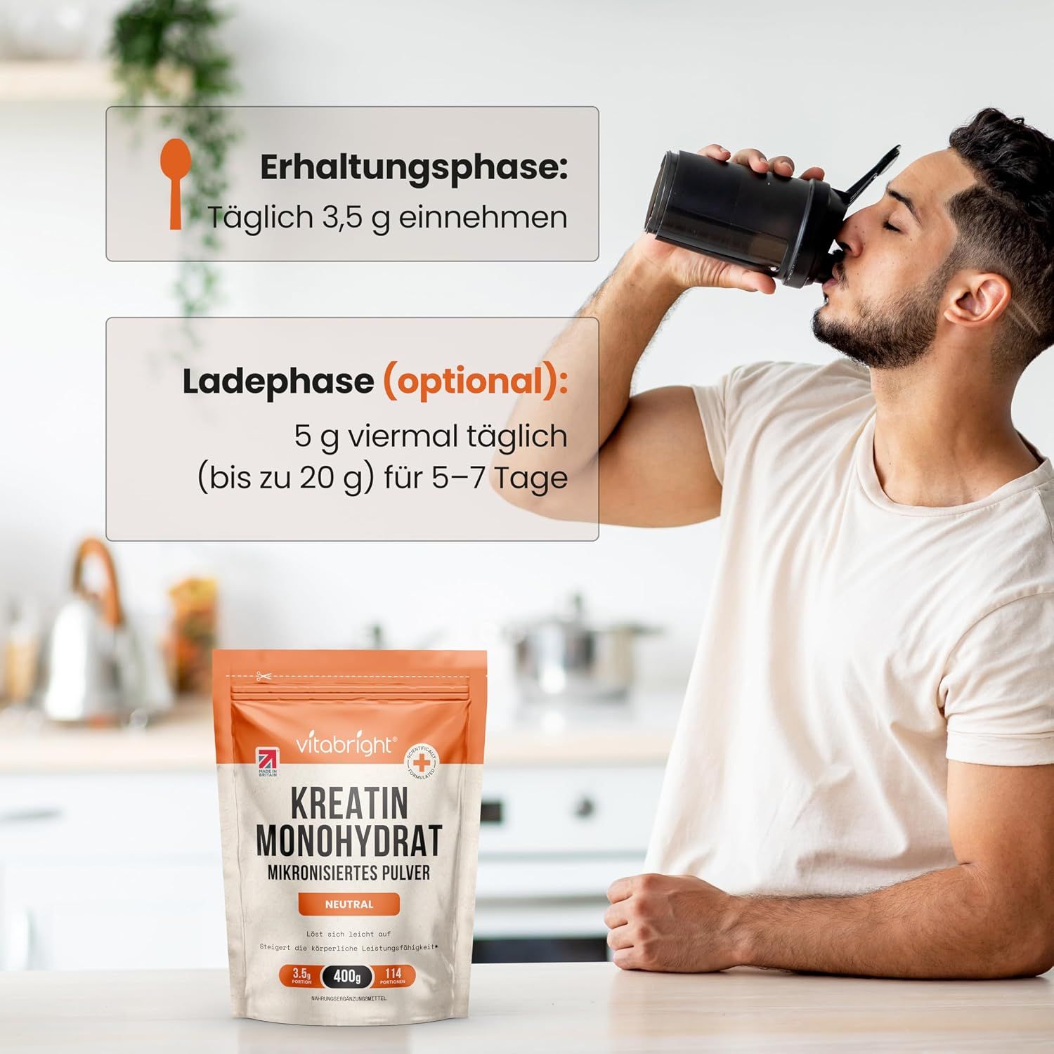 Ein Mann trinkt aus einem Shaker neben einem Beutel Kreatin Monohydrat Pulver.