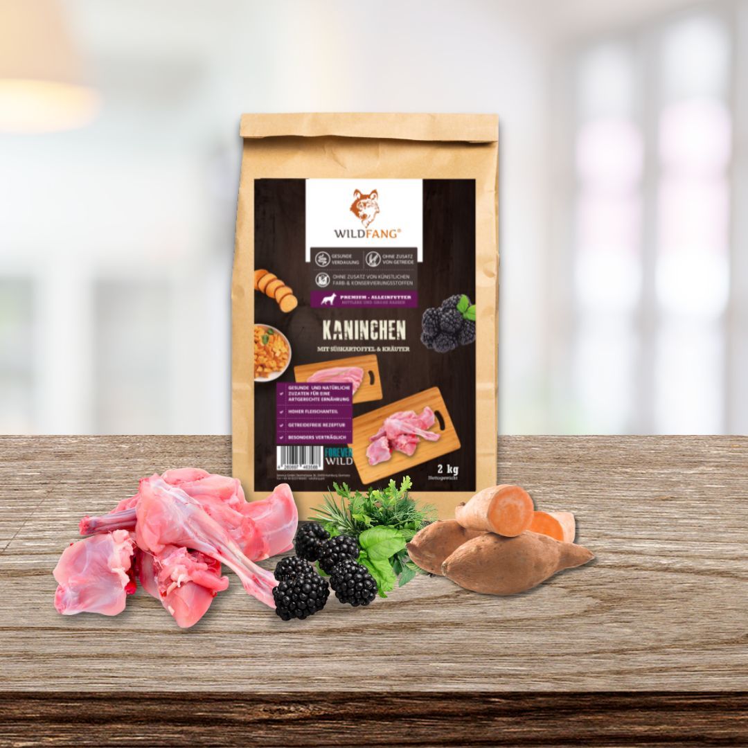 Wildfang Adult Trockenfutter mit Kaninchen: Beutel, Kaninchen, Süßkartoffel und Brombeeren.