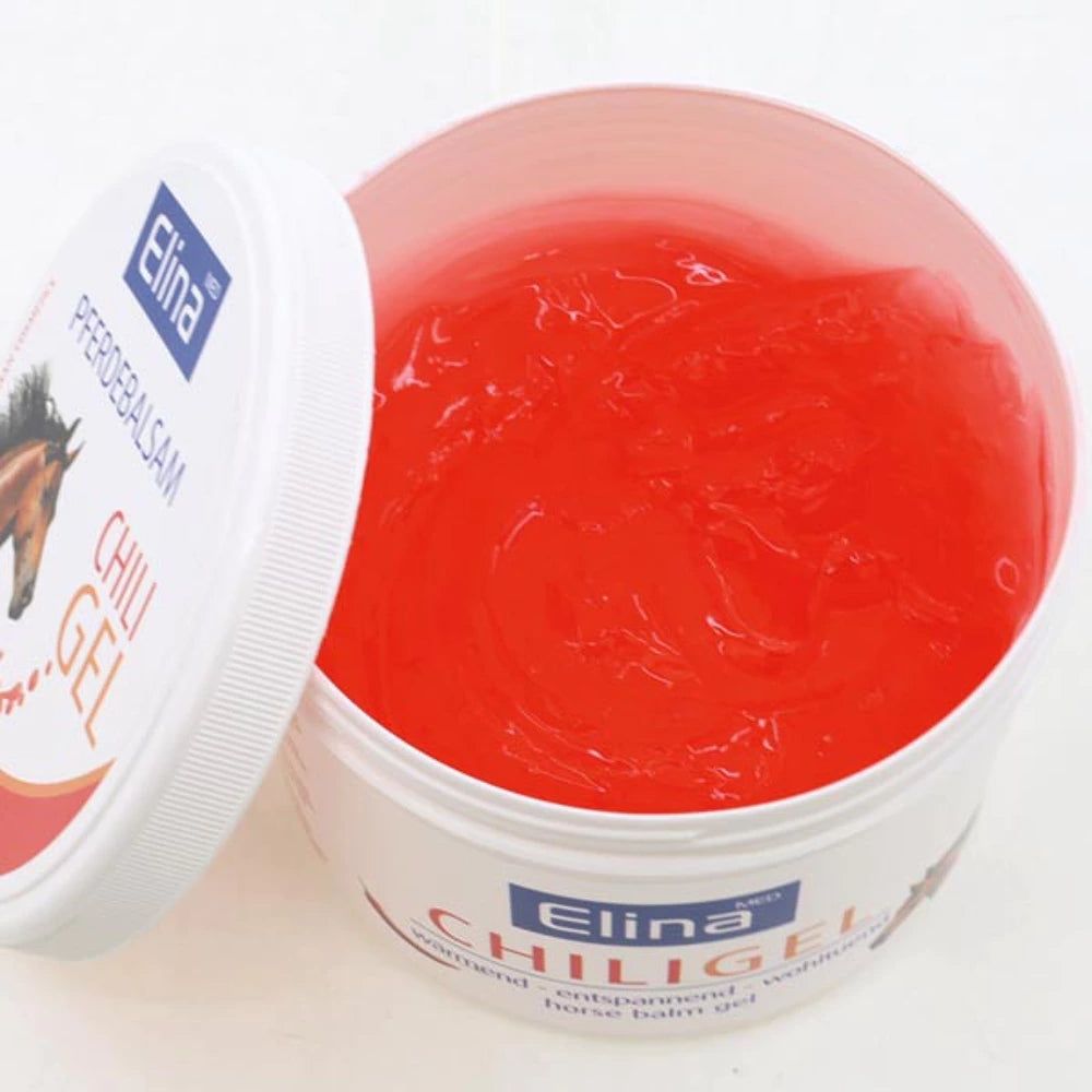 Weißer Tiegel, Deckel daneben. Rotes Gel sichtbar. Aufschrift: Elina Chili Gel, Pferdebalsam. Abbildung eines Pferdekopfes.
