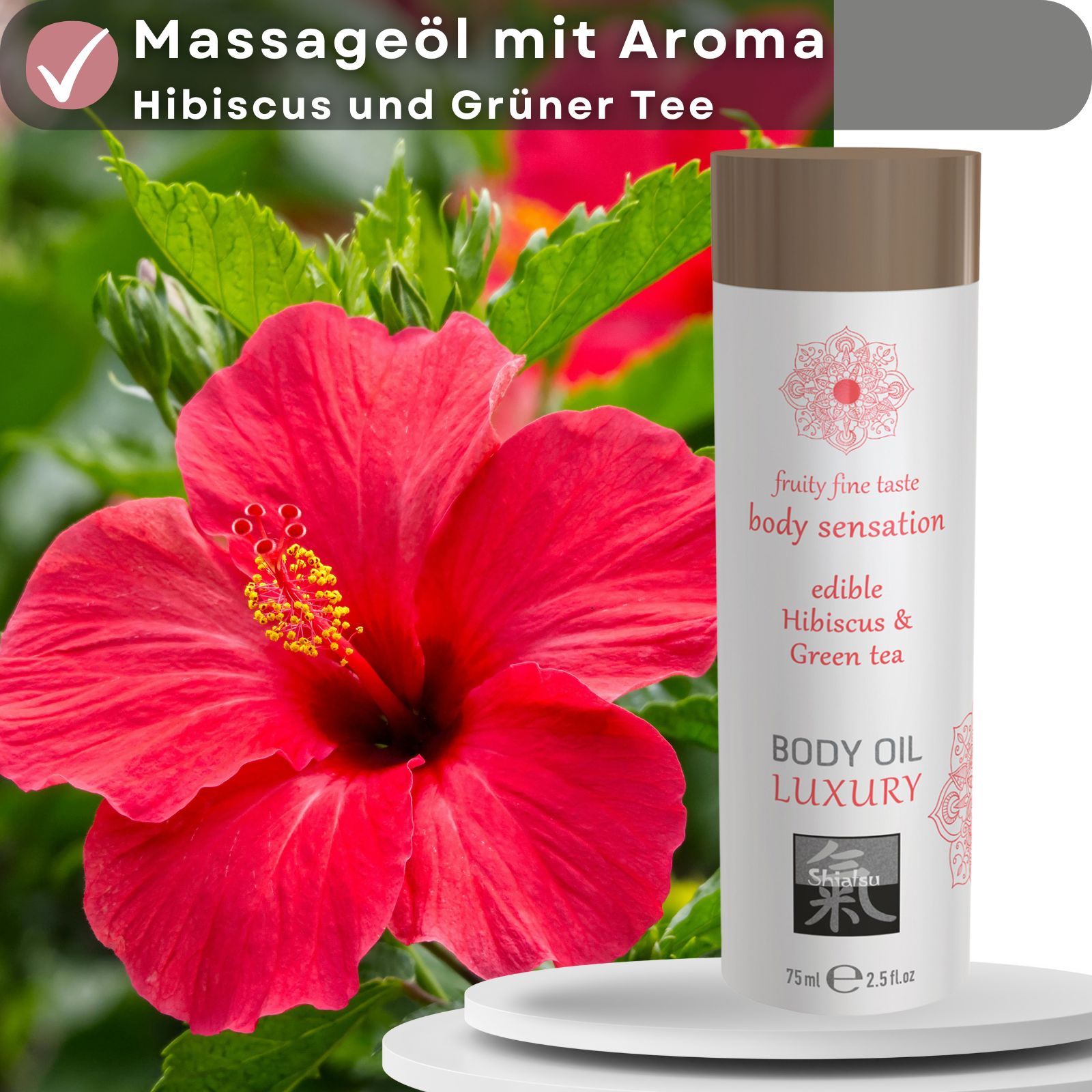 Produktflasche neben Hibiskusblüte. Textfeld: Massageöl mit Aroma Hibiskus und Grüner Tee. Floral-Design. Volumenangabe.