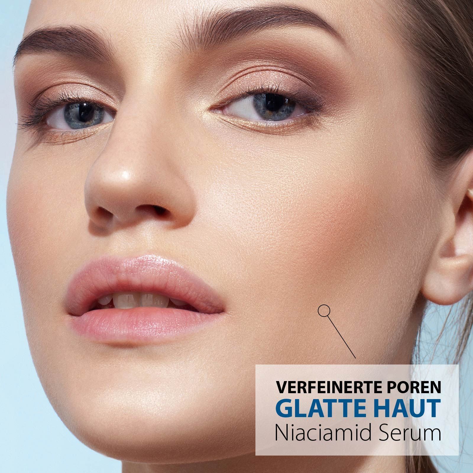 Nahaufnahme eines Gesichts. Text: Verfeinerte Poren, glatte Haut, Niacinamid Serum. Haut mit einem Punkt markiert.