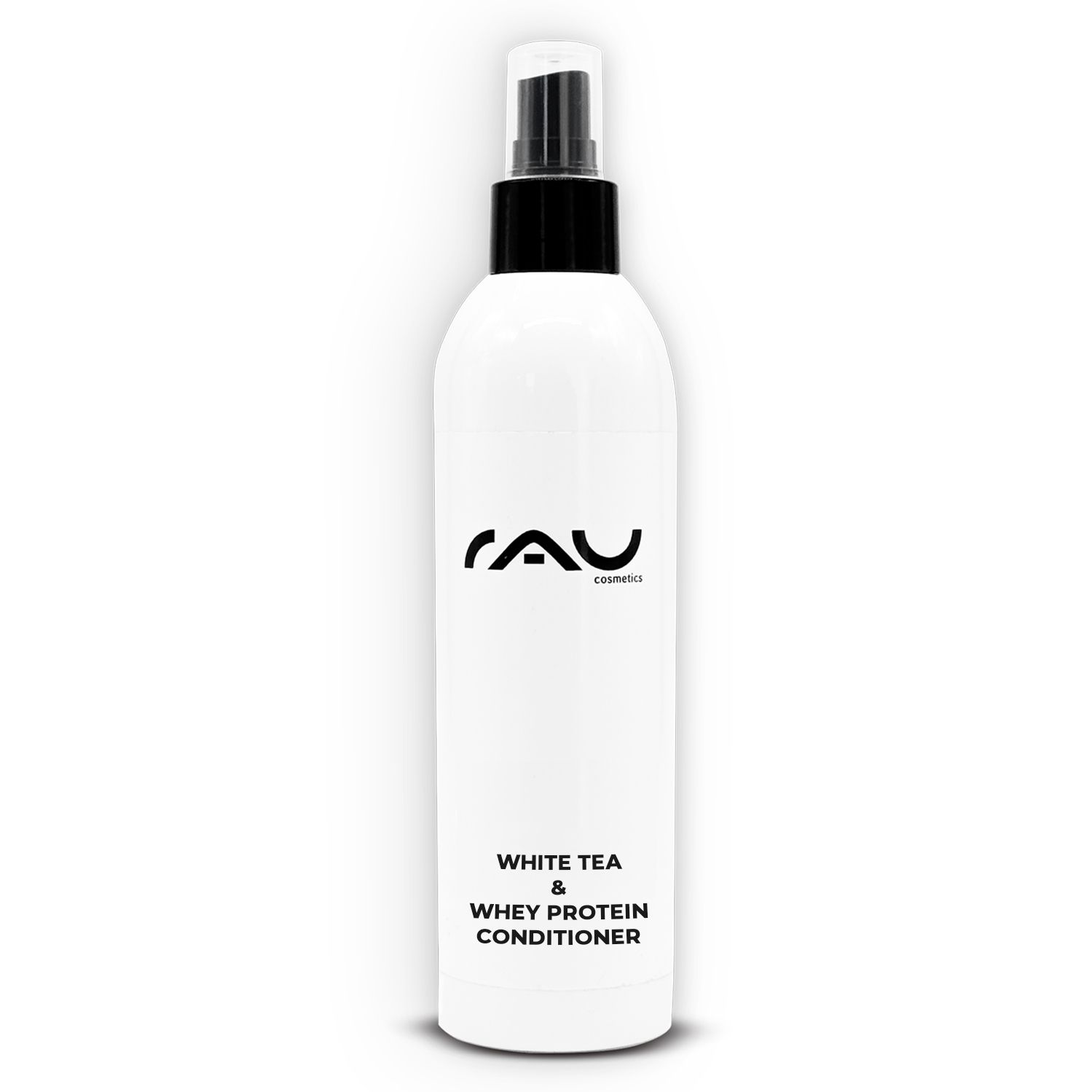 Weiße Flasche mit schwarzem Sprühkopf. Aufschrift: RAU cosmetics, White Tea & Whey Protein Conditioner.