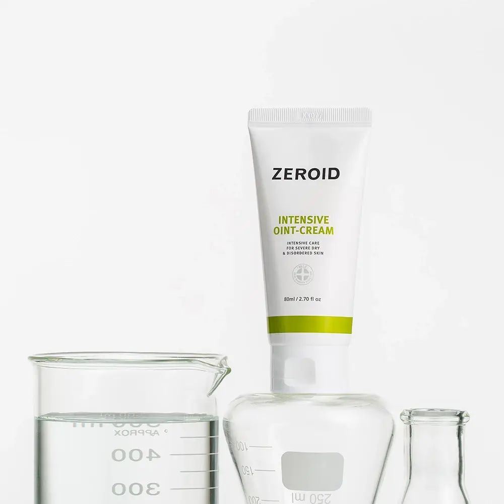 Weiße Tube ZEROID INTENSIVE OINT-CREAM auf Laborutensilien. Hintergrund: weiß.