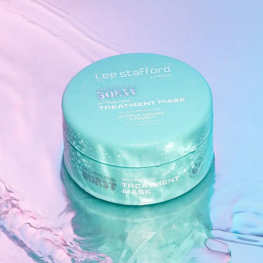 Türkisfarbener Tiegel. Aufschrift: Moisture Burst, Hydrating Treatment Mask. Marke: Lee Stafford London. Deckel mit Produktnamen.