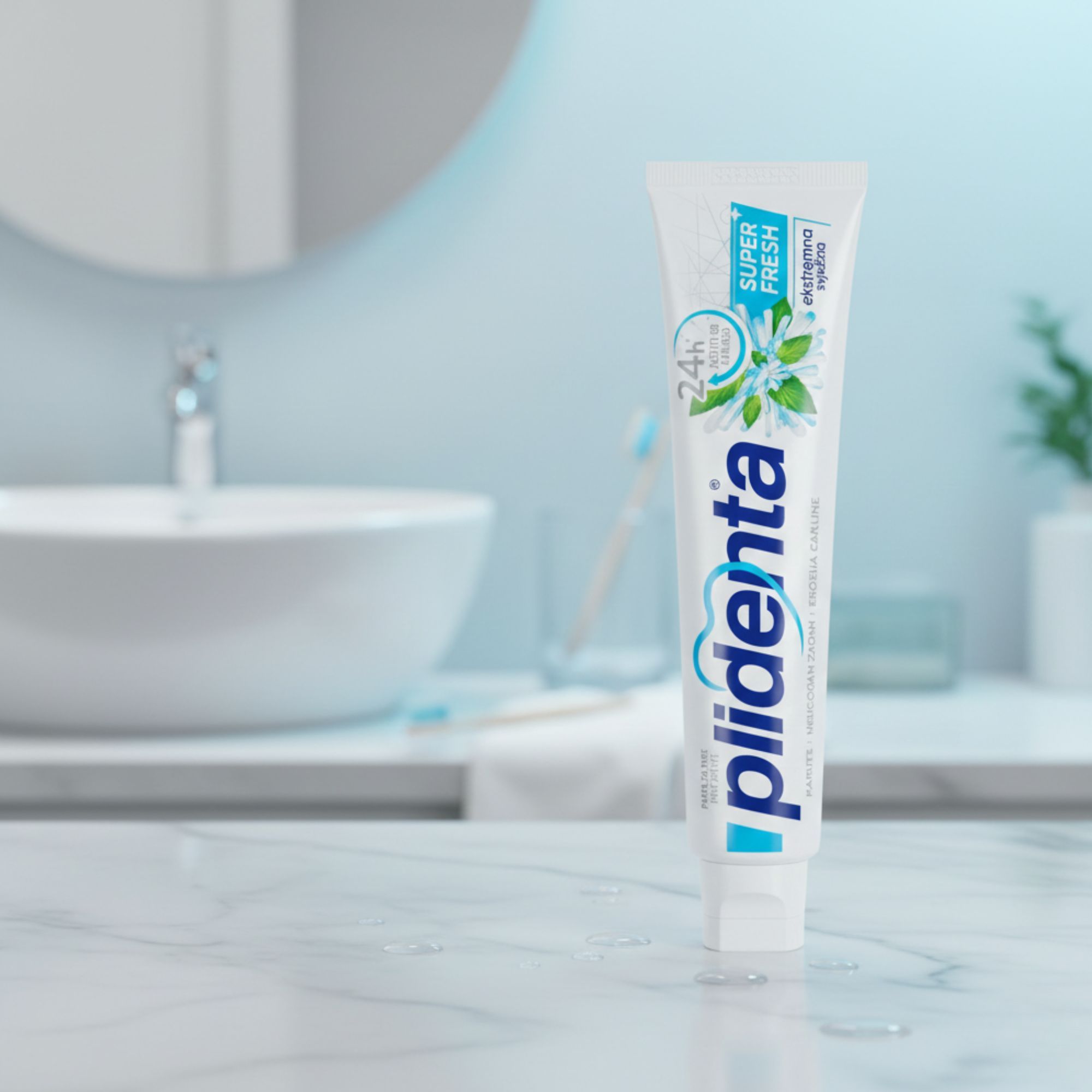 Zahnpasta-Tube mit Produktnamen und Logo. Aufschrift: Super Fresh. Vor einem Waschbecken platziert.