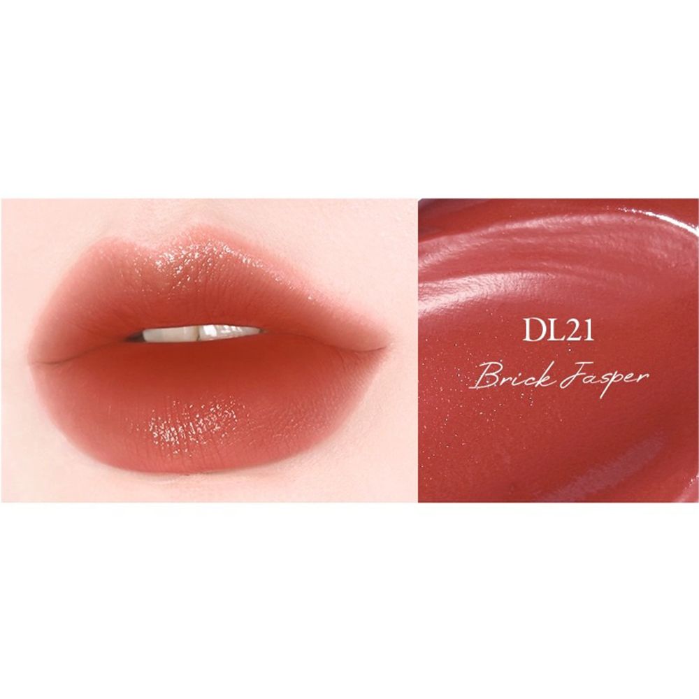Nahaufnahme von Lippen mit Lipgloss. Daneben ein Farbmuster mit der Aufschrift "DL21 Brick Jasper".