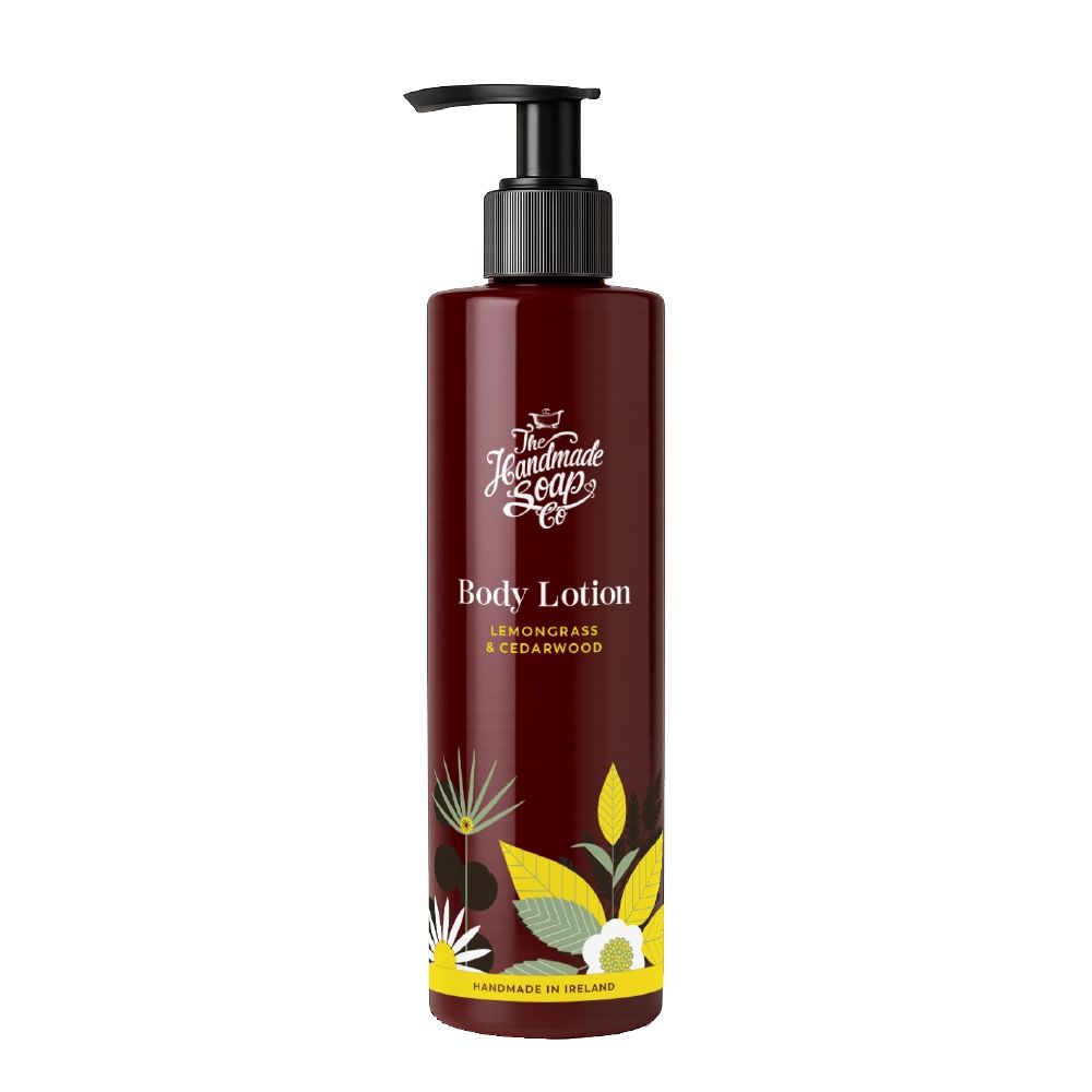 Körperlotion-Flasche mit Spender. Dunkelrote Flasche mit weißer Schrift. Aufschrift: Body Lotion, Lemongrass & Cedarwood.