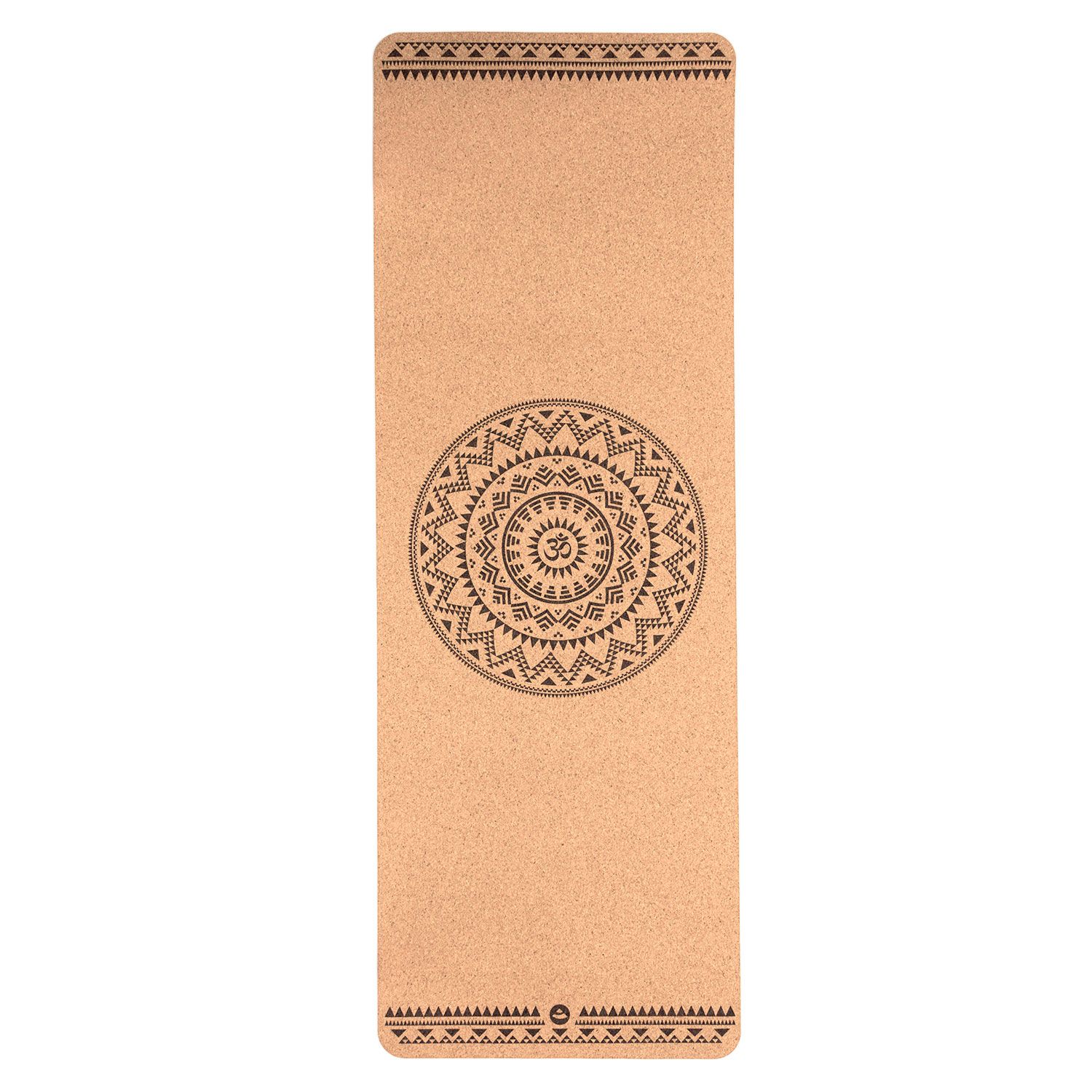 Yogamatte aus Kork mit Ethno-Mandala-Muster. Rechteckig, beige mit braunen Verzierungen und Om-Symbol. Marke sichtbar.