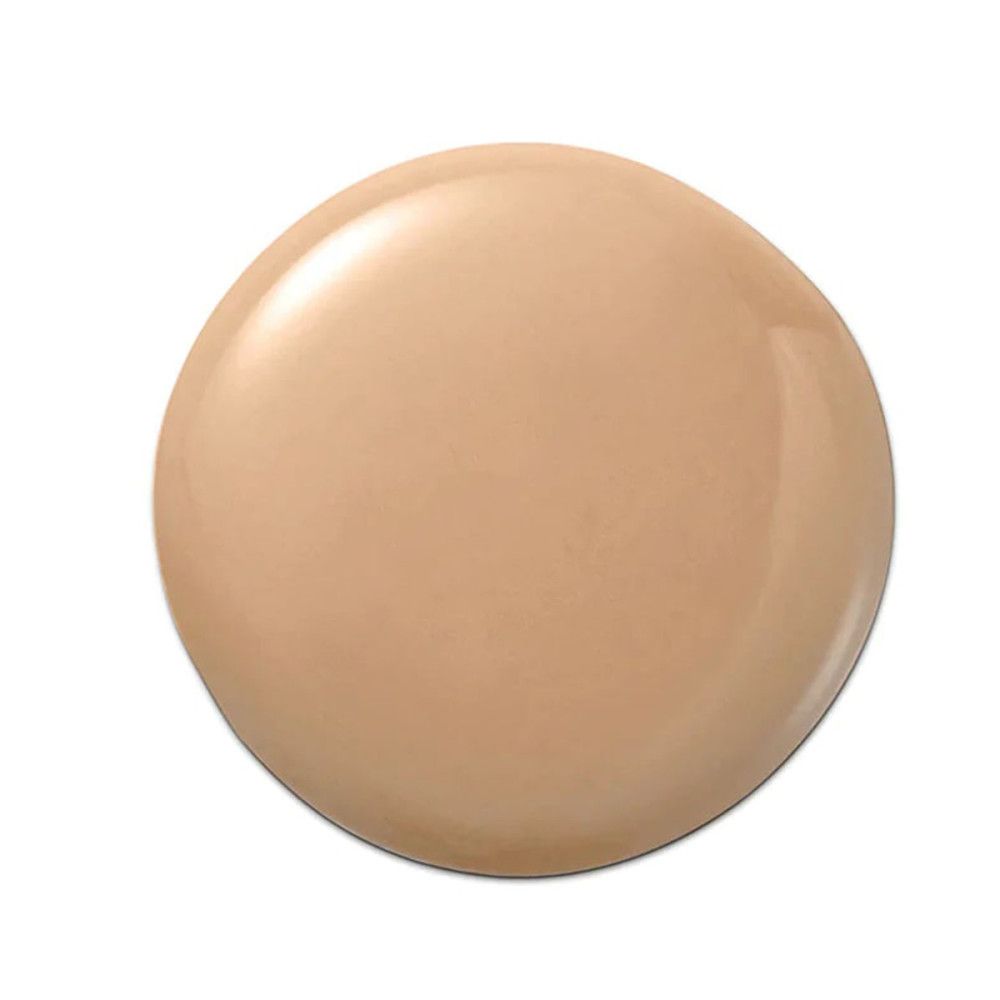 Runder Klecks Foundation, hellbeige. Glatte Oberfläche, gleichmäßige Farbe, keine weiteren Merkmale.