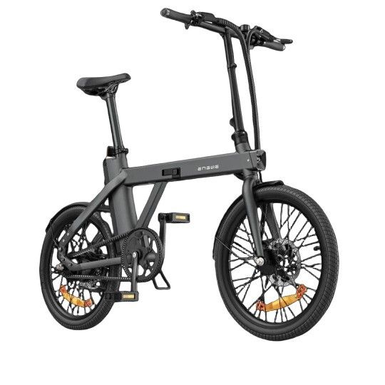 Schwarzes E-Bike. Sichtbare Merkmale: Lenker, Sattel, Pedale, Räder mit orangefarbenen Bremsscheiben. Auf hellem Hintergrund.