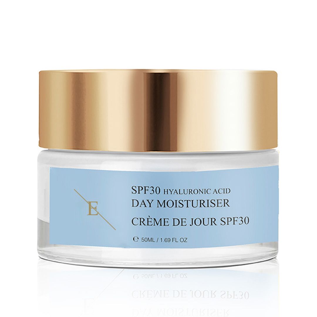Tagescreme-Tiegel mit goldenem Deckel. Aufschrift: SPF30 Hyaluronsäure Day Moisturiser, Crème de Jour SPF30. Helles Etikett.