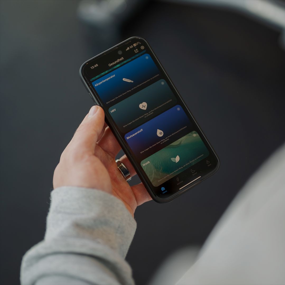 Smartphone mit Gesundheits-App-Anzeige. Verschiedene Gesundheitsdaten werden angezeigt.