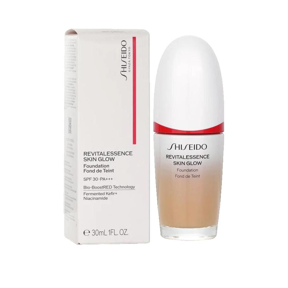 Shiseido Revitalessence Skin Glow Foundation mit Verpackung. Weißes Fläschchen mit weißem Deckel, rotem Ring. Text: SPF 30, 30ml.