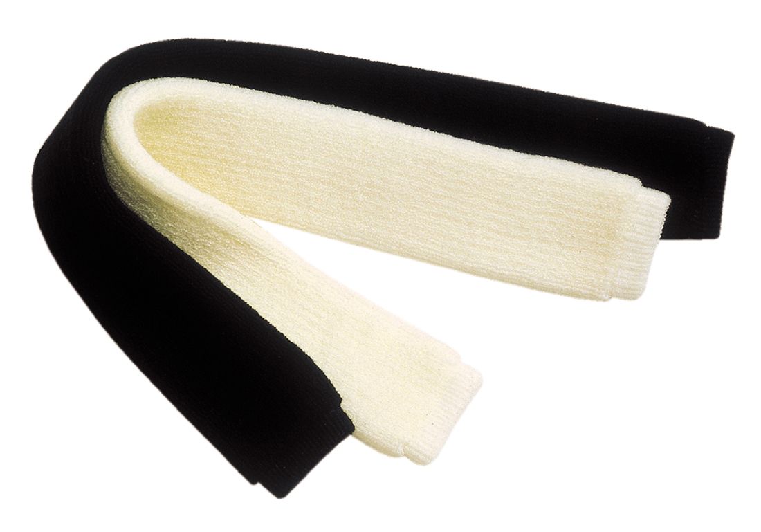 Zwei Sattelgurtschoner, schwarz und cremefarben, nebeneinander.