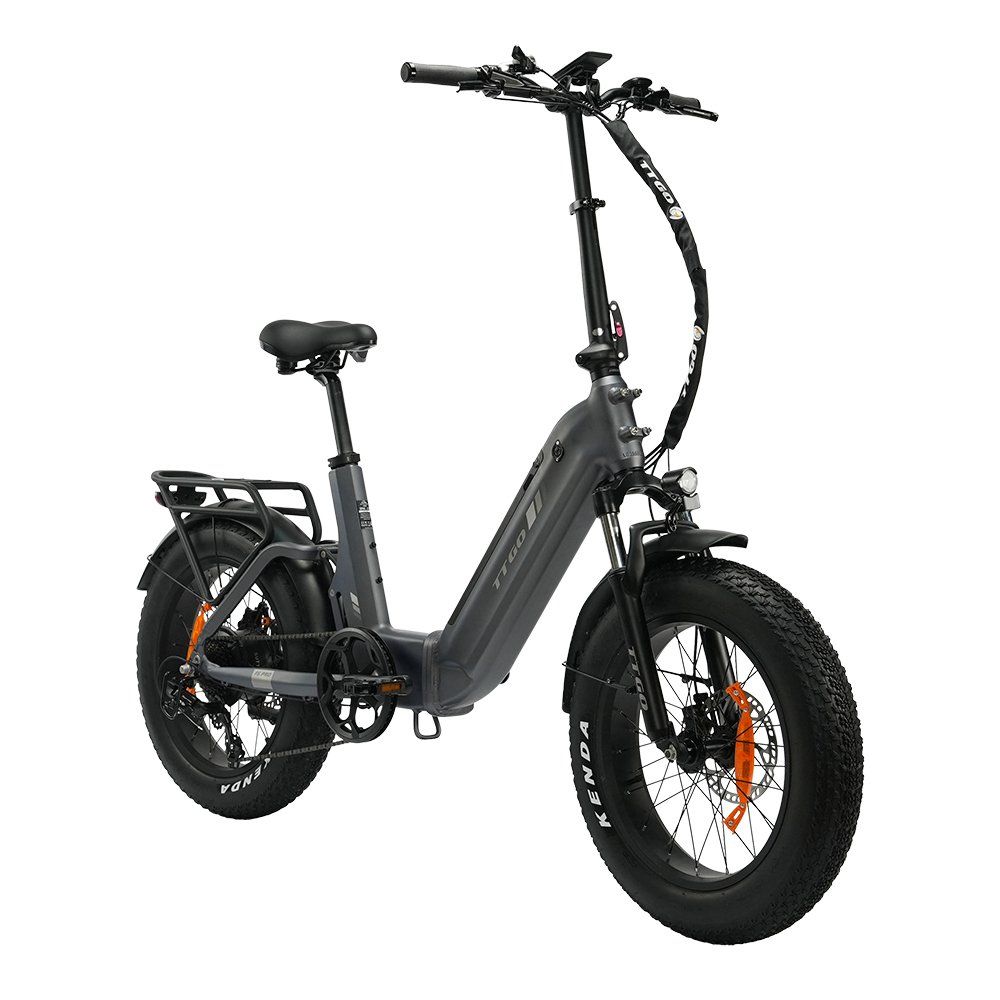 Graues Klapp-E-Bike mit schwarzen Reifen und orangefarbenen Akzenten. Das Fahrrad hat einen Gepäckträger und hydraulische Scheibenbremsen.
