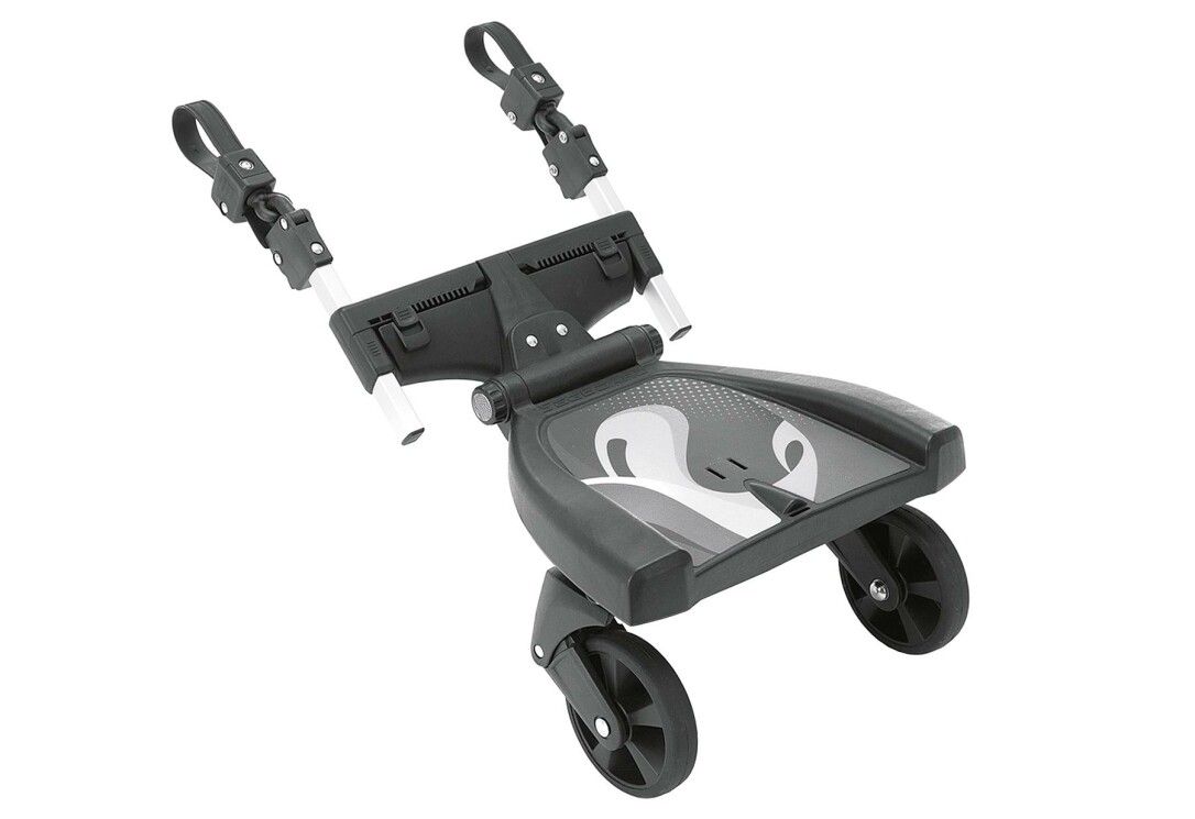 Schwarzes Mitfahrbrett mit zwei Rädern und Halterungen. Graue Akzente auf der Trittfläche. Obere Halterungen zur Befestigung.