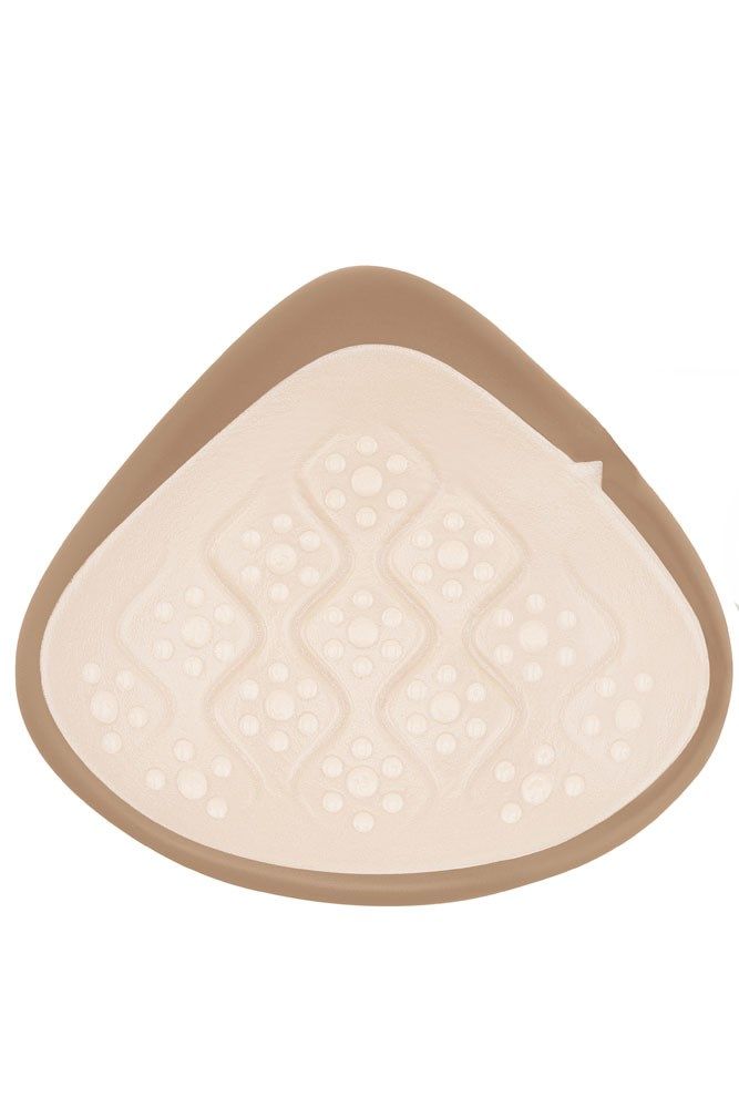 Brustprothese, Ansicht von unten. Beige, mit strukturiertem Bereich und kleinen, runden Aussparungen. Brauner Rand.