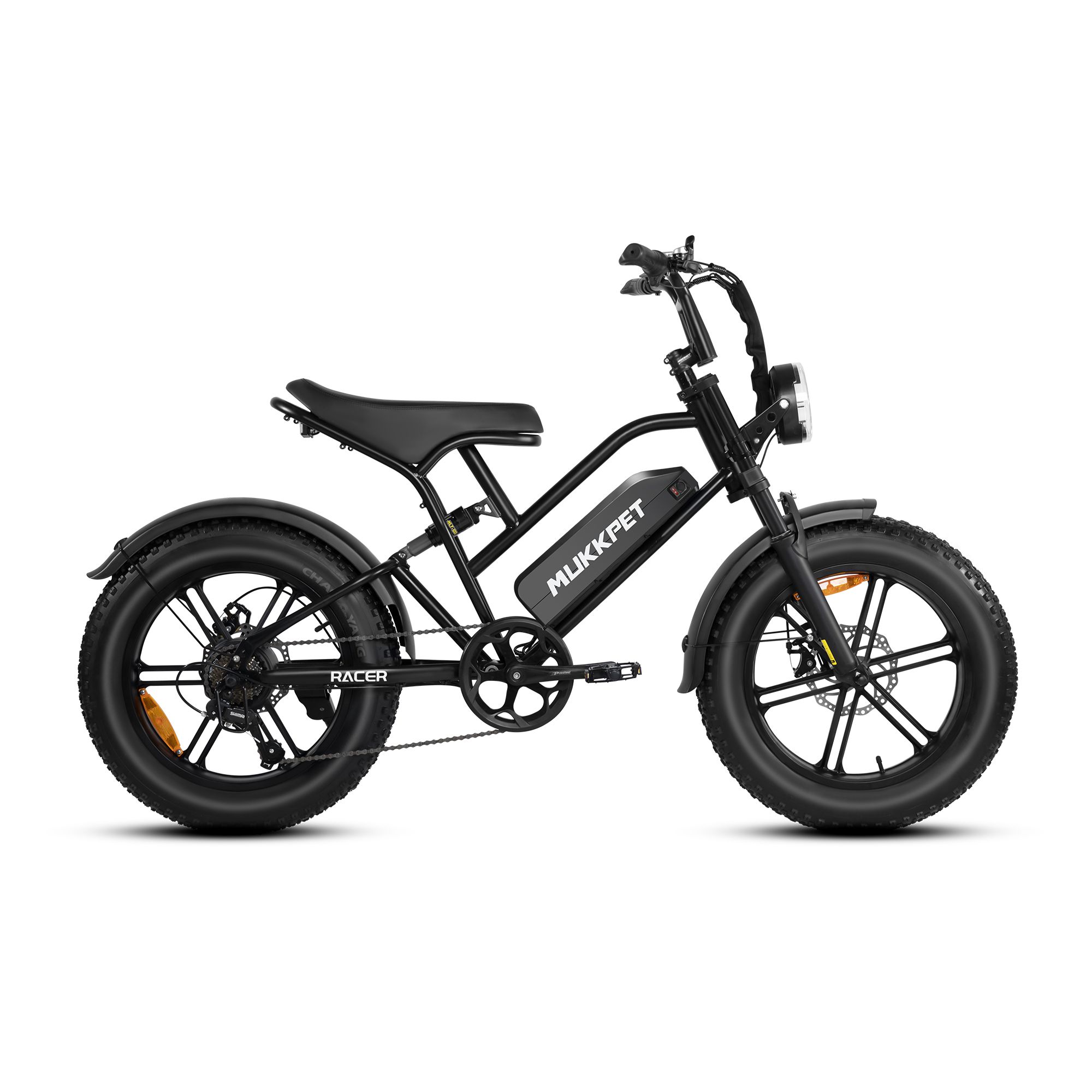 Schwarzes Elektrofahrrad, Seitenansicht, Marke MUKKPET, Modell RACER, breite Reifen.