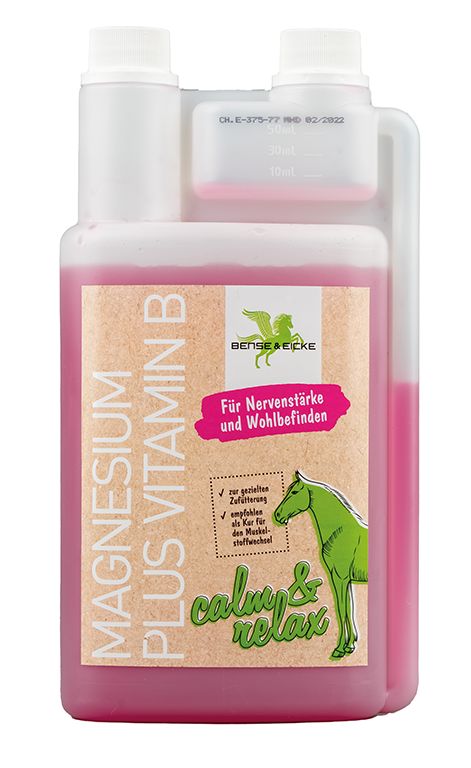Rosa Flüssigkeit in einer Flasche mit Messbecher. Aufschrift: Magnesium Plus Vitamin B. Marke: Bense & Eicke. Für Nervenstärke.