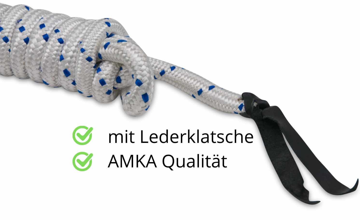 Nahaufnahme eines weißen Seils mit blauem Muster und schwarzem Lederriemen. Text: mit Lederklatsche, AMKA Qualität.