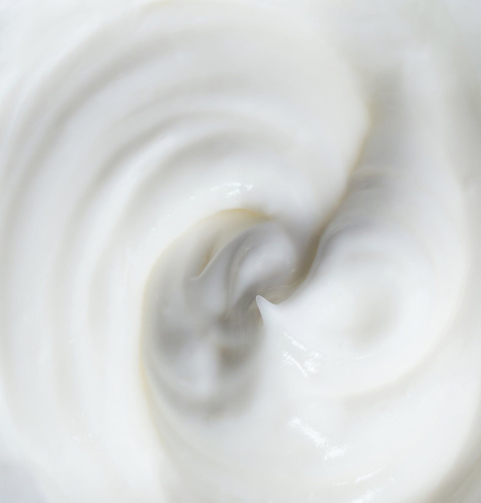 Nahaufnahme von weißer Creme, gewirbelt.