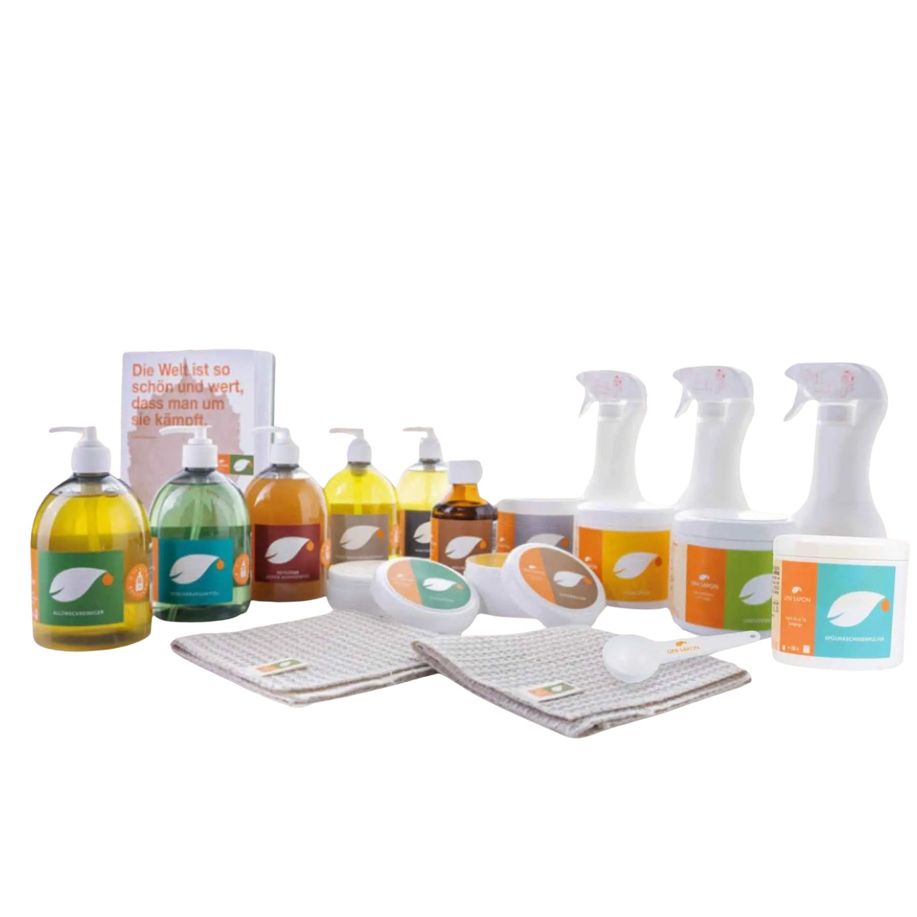 Set mit verschiedenen Reinigungsmitteln in Flaschen, Sprühflaschen und Tiegeln. Zwei Tücher, ein Messlöffel und eine Broschüre sind ebenfalls enthalten.