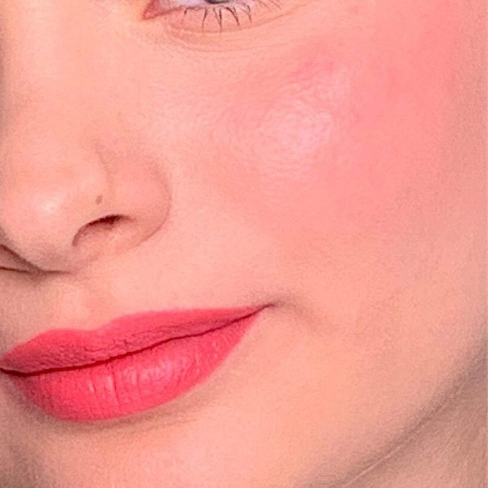 Nahaufnahme von Gesicht mit rosa Lippen und Wangen. Hautton. Oberer Teil des Gesichts sichtbar.