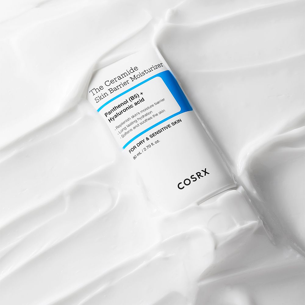COSRX Ceramid-Hautbarriere-Feuchtigkeitscreme in weißer Tube, umgeben von weißer Creme.