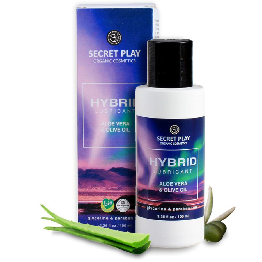 Flasche und Kartonverpackung. Aufschrift: "Hybrid Lubricant", "Aloe Vera & Olive Oil", Bio-Siegel. Marke: Secret Play. Aloe-Blatt.