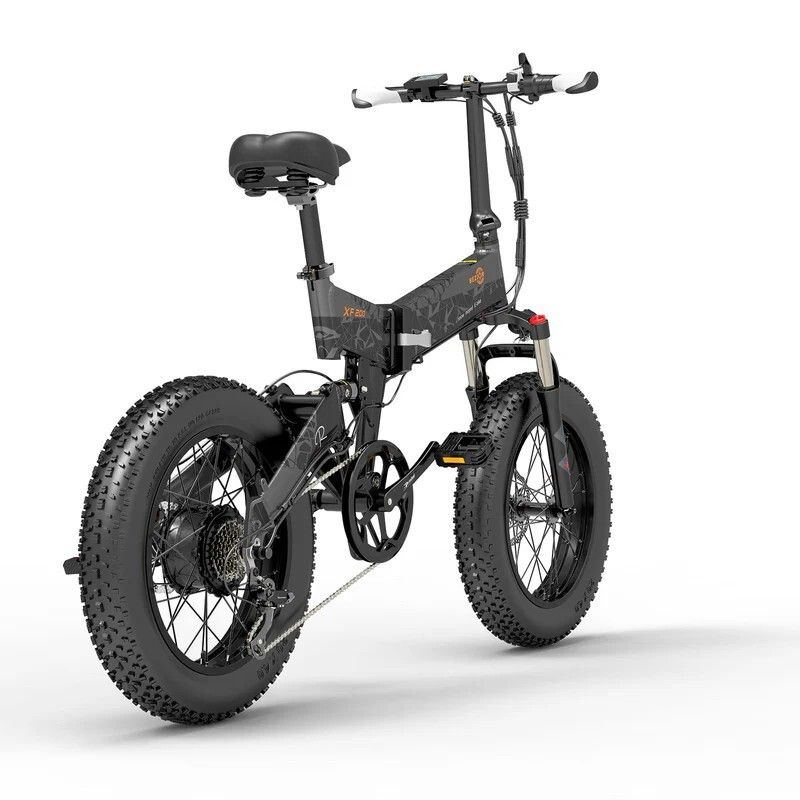 Faltbares Elektrofahrrad. Schwarzer Rahmen, breite Reifen, Sattel. Details: Kette, Bremsscheiben, Pedale. Rückansicht.