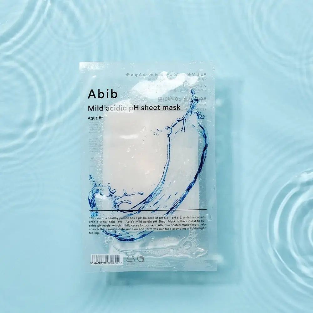 Verpackung der ABIB Milde Säure pH Gesichtsmaske Aqua Fit. Klare Folie mit Produktnamen und Wasser-Design. Hintergrund: Wasser mit Wellen.