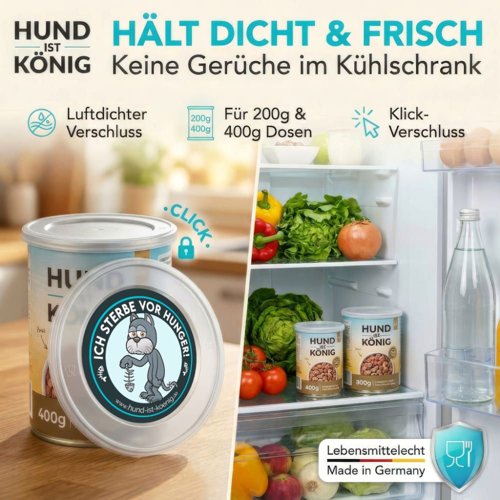 Kühlschrank mit Tierfutterdosen. Auf der linken Seite eine Dose mit Deckel. Auf der rechten Seite zwei Dosen. Auf den Dosen steht "HUND IST KÖNIG".