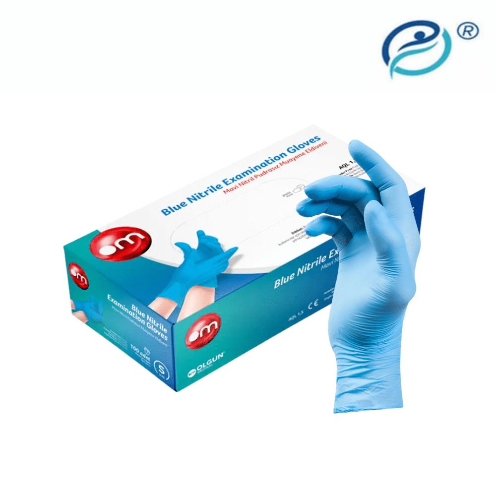 Blaue Nitril-Untersuchungshandschuhe in einer Schachtel. Auf der Schachtel ist das OM-Logo zu sehen. Ein Handschuh wird präsentiert.