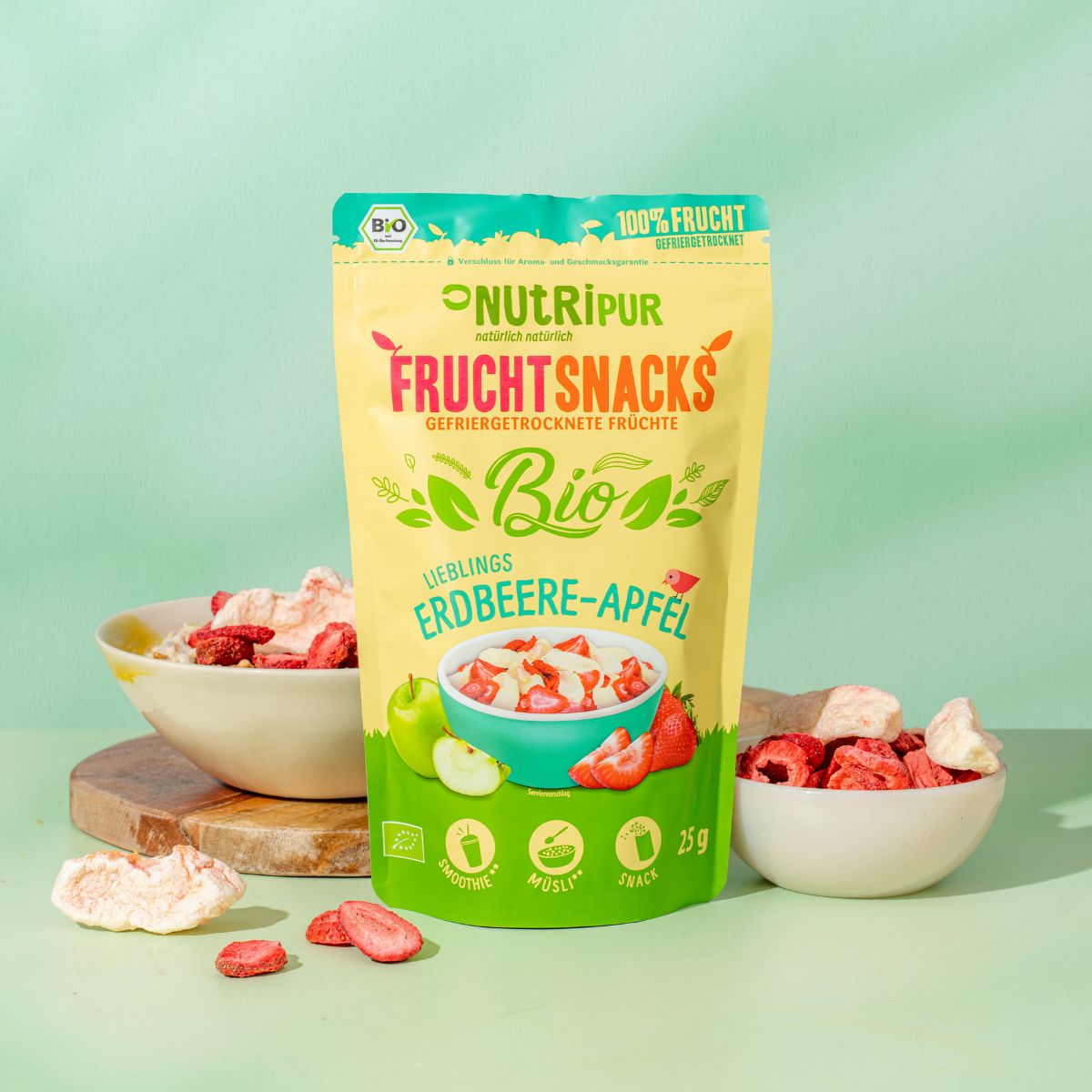 Beutel mit gefriergetrockneten Früchten. Schale mit Müsli und Früchten. Schale mit gefriergetrockneten Früchten. Holzbrett.