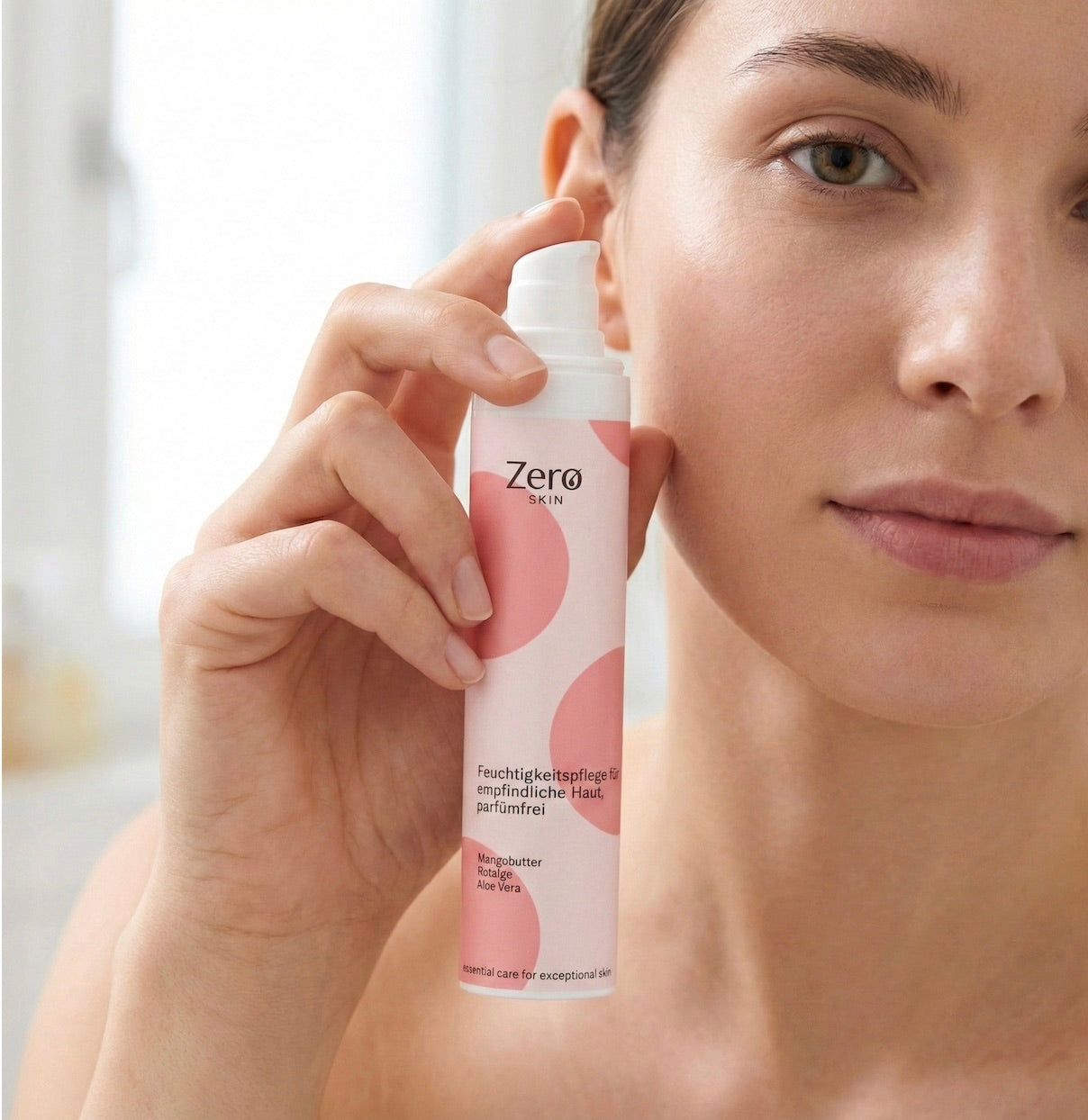 Frau hält eine Flasche Feuchtigkeitspflege. Rosa Punkte auf weißem Hintergrund. Text: Zero Skin, Feuchtigkeitspflege, parfümfrei.