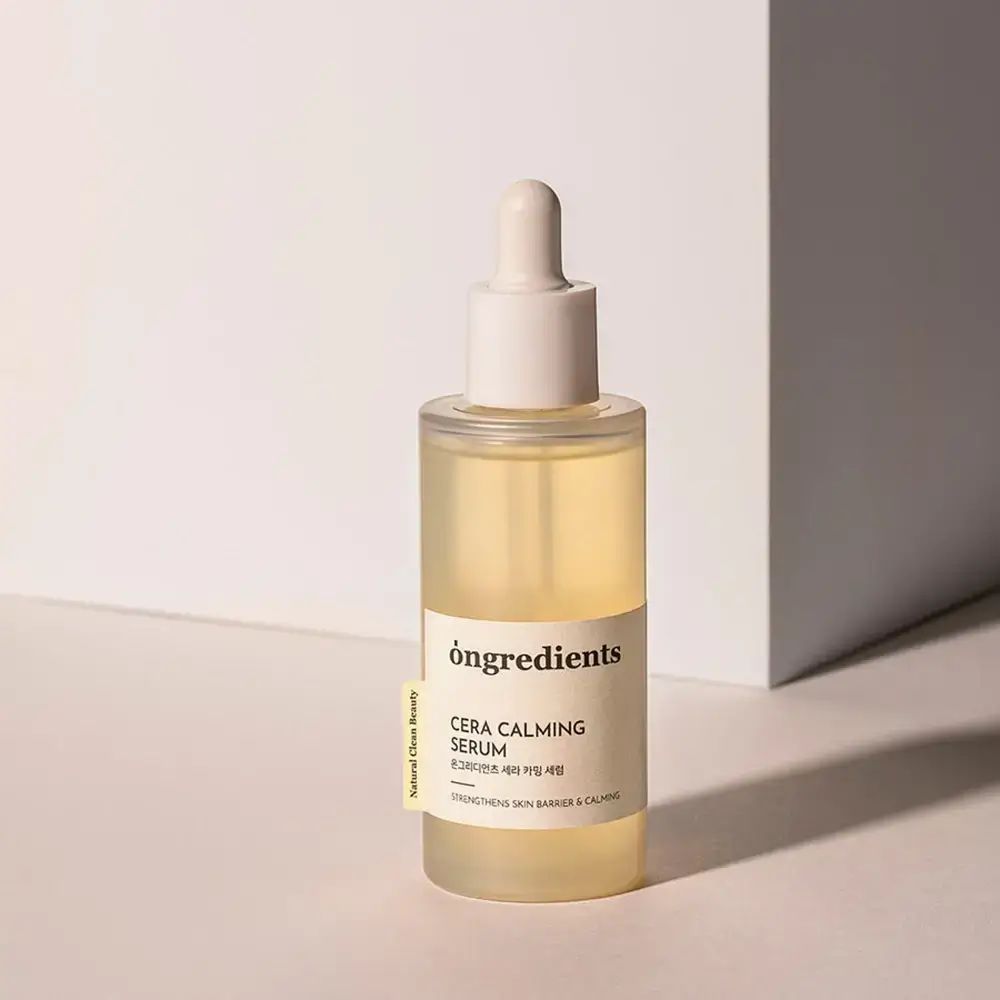 Gesichtspflegeserum mit Pipette. Aufschrift: Ongredients, Cera Calming Serum. Gelbe Flüssigkeit in einer transparenten Flasche.