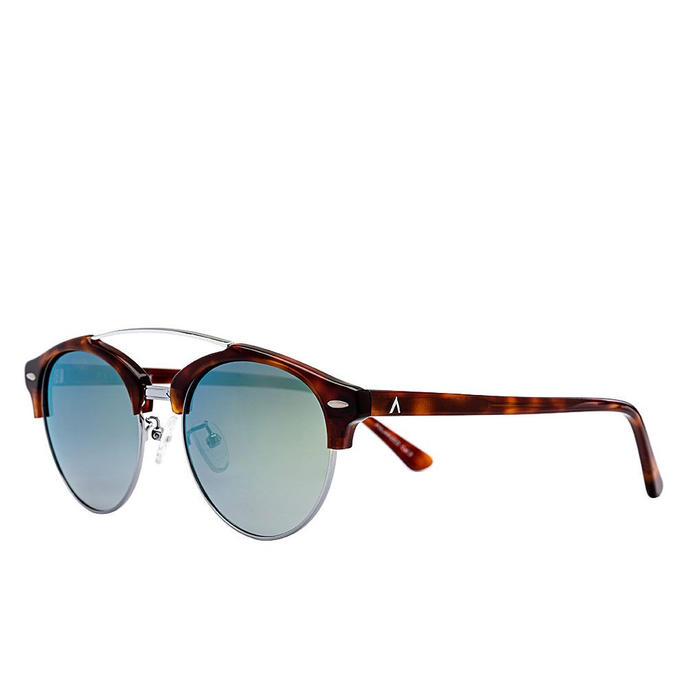 Sonnenbrille mit braunem Gestell, silberfarbenem Steg und blauen Gläsern. Logo am Bügel.