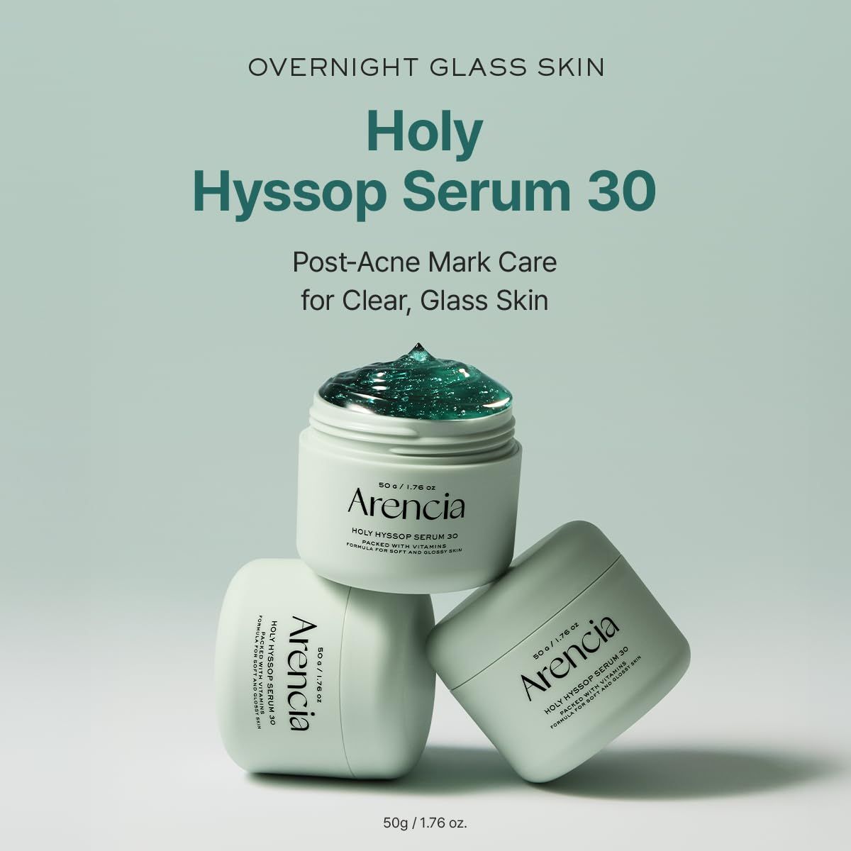 Drei Tiegel Holy Hyssop Serum 30, einer geöffnet mit grünem Gel. Aufschrift: Arenchia. Text: Overnight Glass Skin.