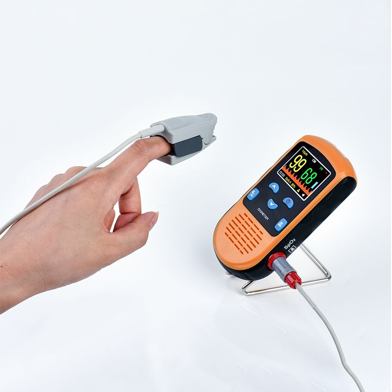 Ein Finger-Pulsoximeter mit einem Sensor an einem Finger und einem orangefarbenen Messgerät mit digitaler Anzeige.