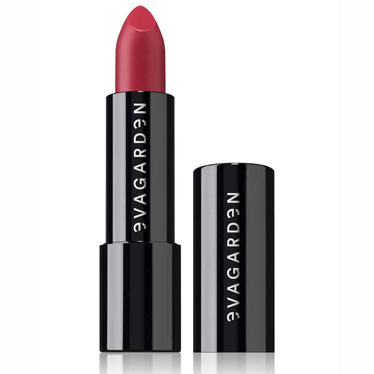 Lippenstift in Rot. Schwarze Hülse mit weißem Schriftzug. Geöffnete Kappe daneben.