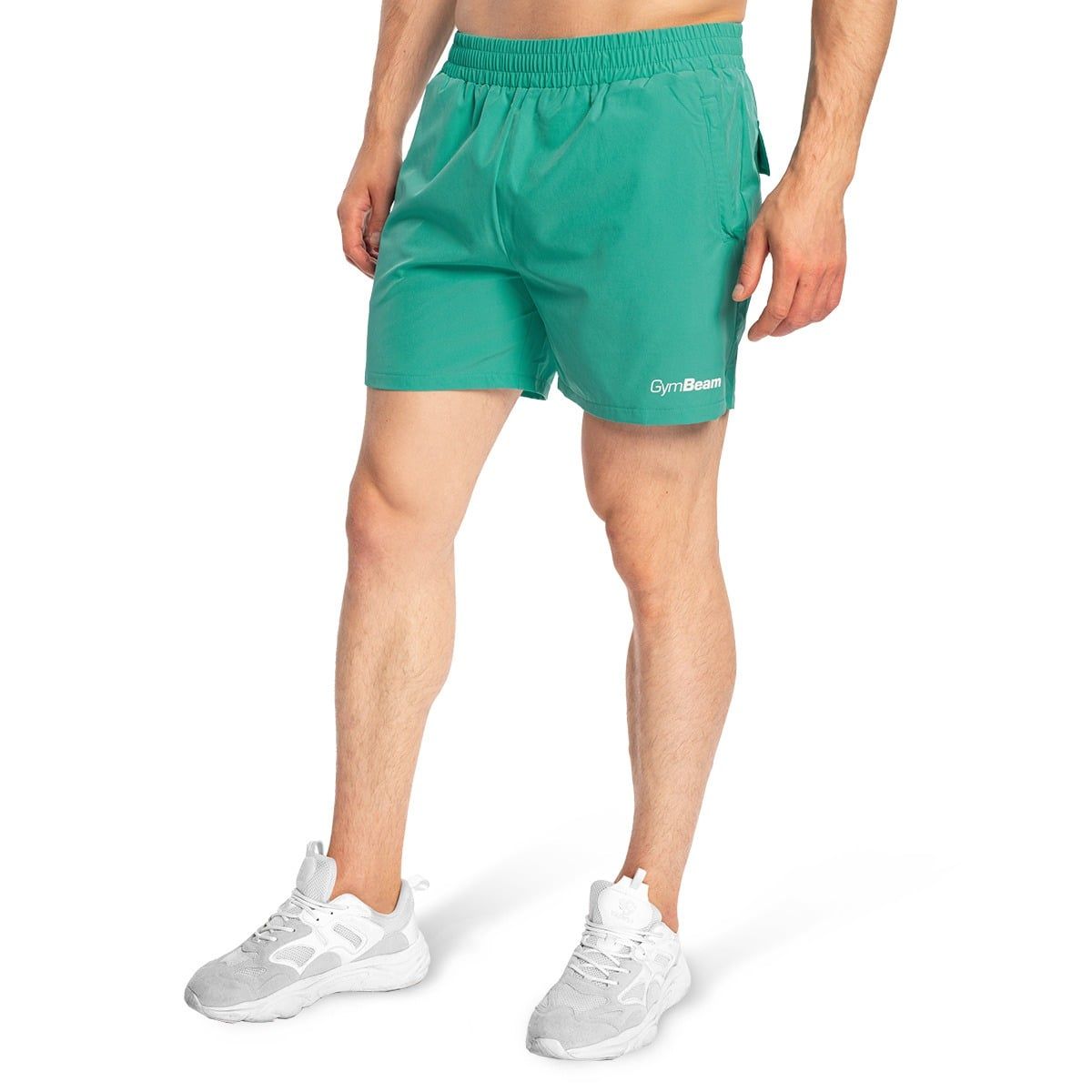 Grüne Herren-Shorts mit elastischem Bund, seitlichen Taschen und weißem Logo.