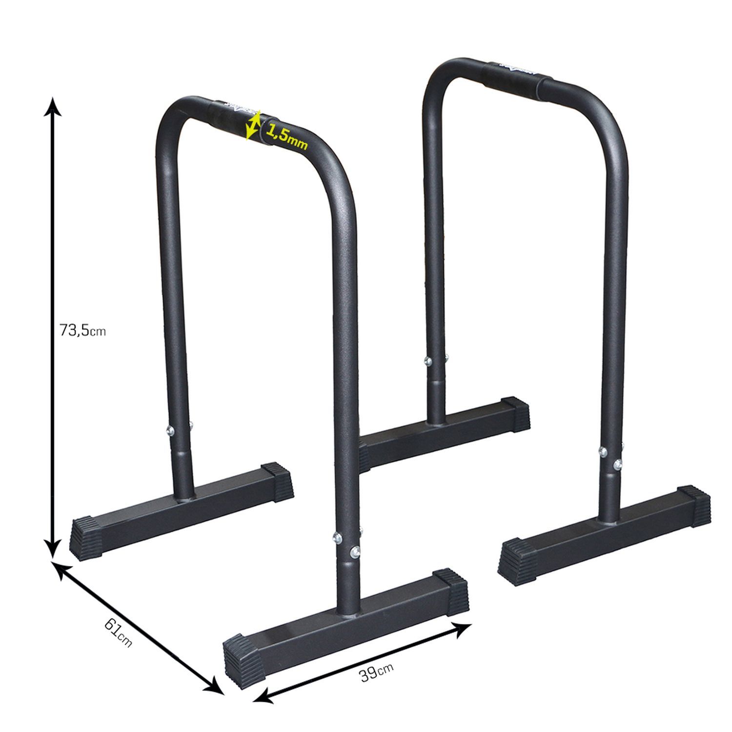Zwei schwarze Dip-Bars mit Maßangaben. Die Höhe beträgt 73,5 cm, die Breite 61 cm und die Tiefe 39 cm. Die Griffe sind 1,5 mm dick.
