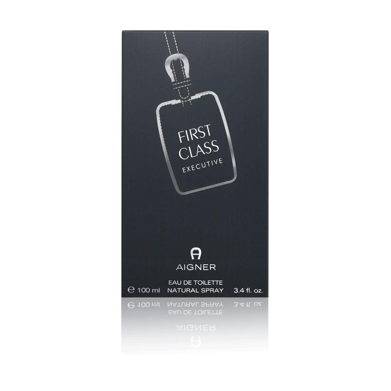 Schwarze Verpackung mit Aufdruck FIRST CLASS EXECUTIVE und AIGNER. Abgebildet ist ein Anhänger mit Gürtelschnalle.