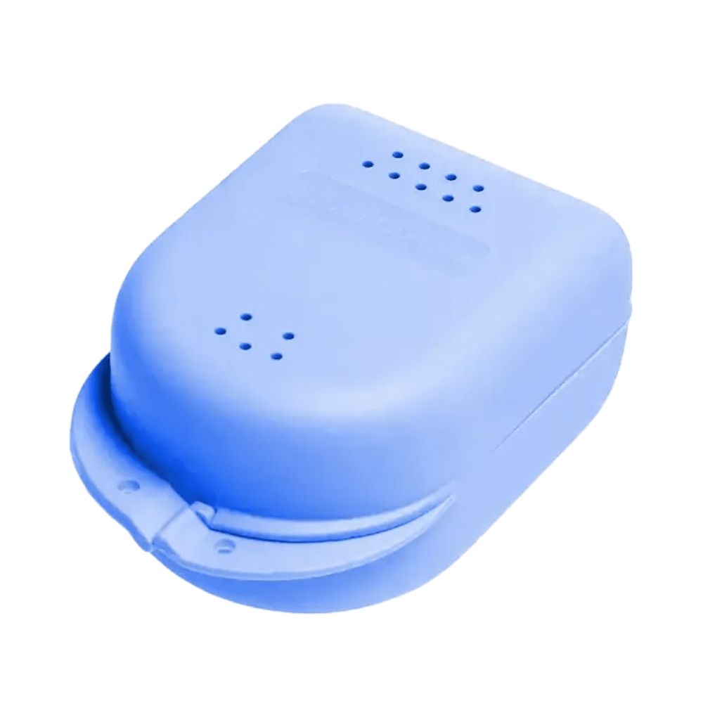 Hellblaue Zahnspangenbox mit Belüftungslöchern und Schnappverschluss.