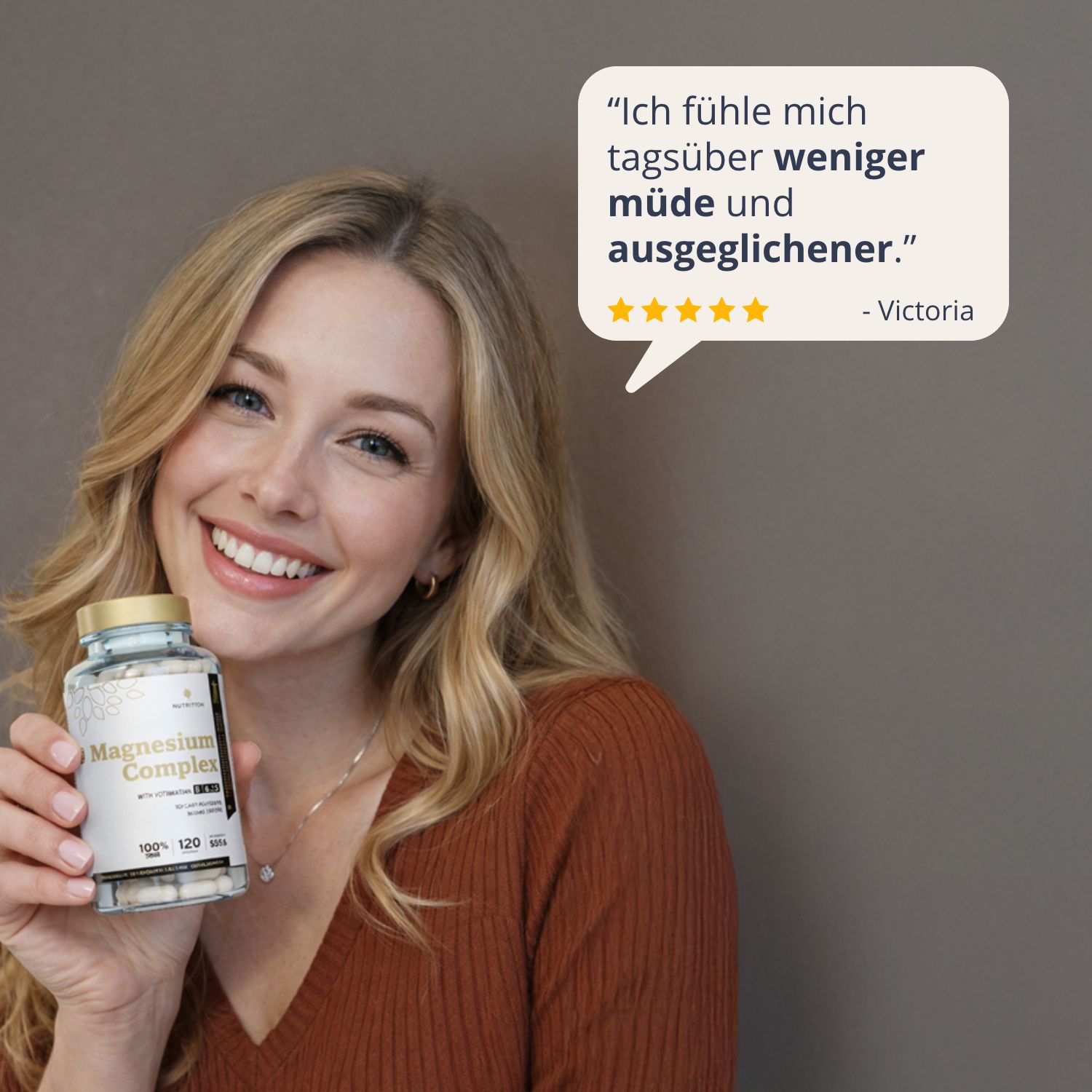 Frau hält Flasche Magnesium Complex. Sprechblase mit Kundenbewertung.