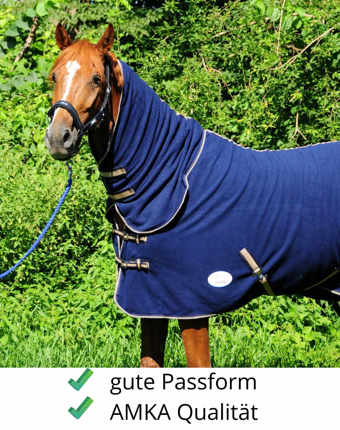 Blaue AMKA Fleecedecke COMBO für Pferde. Mit beigem Rand und Verschlüssen. Gute Passform und AMKA Qualität.